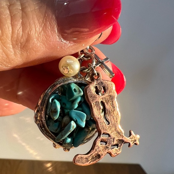 Real crushed turquoise earrings. Metal colour w/ brass, cowboy, boot, and pearl. - Picture 8 of 12
